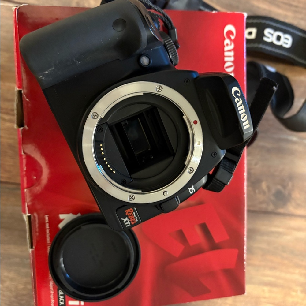 Canon EOS 400D Rebel XTi DSLR camera